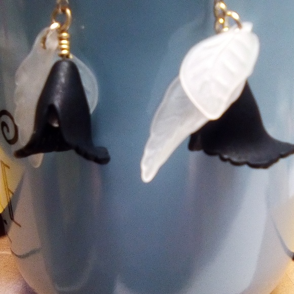 Pearl and Resin Dangle Earrings ( NWT) - Picture 3 of 3